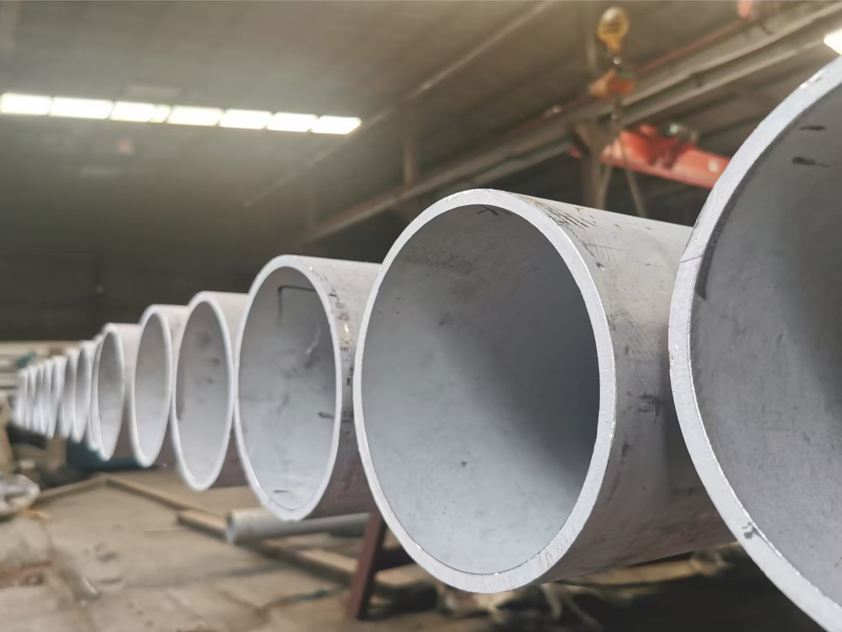 Large-diameter stainless steel seamless pipe